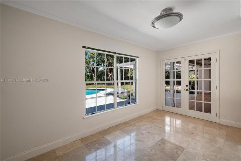 House in Miami, Florida 3 bedrooms, 246.19 sq.m. № 1892357 - photo 14
