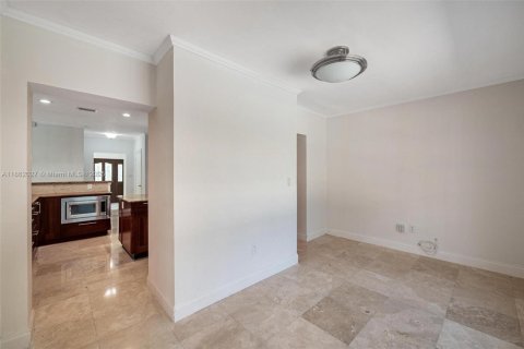 House in Miami, Florida 3 bedrooms, 246.19 sq.m. № 1892357 - photo 9