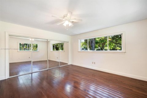 House in Miami, Florida 3 bedrooms, 246.19 sq.m. № 1892357 - photo 27