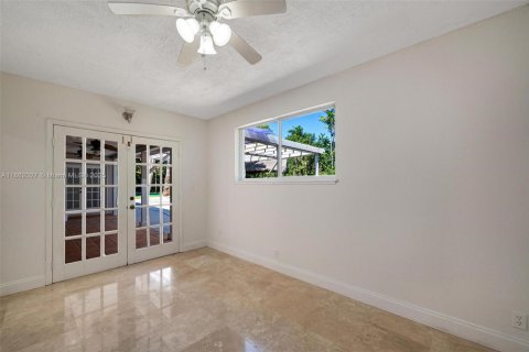House in Miami, Florida 3 bedrooms, 246.19 sq.m. № 1892357 - photo 26