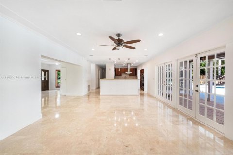 House in Miami, Florida 3 bedrooms, 246.19 sq.m. № 1892357 - photo 11