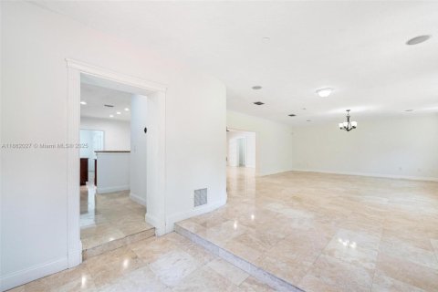 House in Miami, Florida 3 bedrooms, 246.19 sq.m. № 1892357 - photo 21