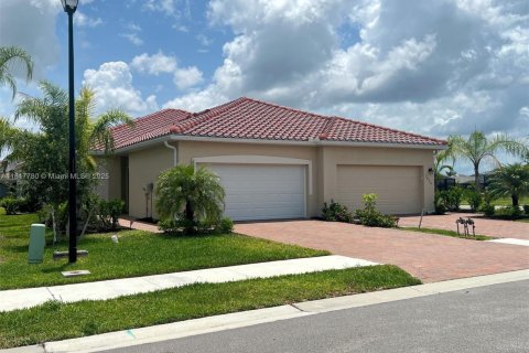 House in Naples, Florida 3 bedrooms, 129.04 sq.m. № 1774424 - photo 16