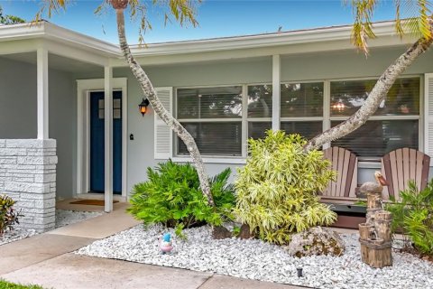 House in Largo, Florida 2 bedrooms, 123 sq.m. № 2116542 - photo 2