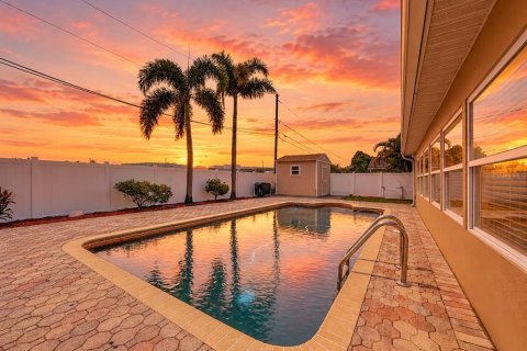 Villa ou maison à vendre à Saint Petersburg, Floride: 4 chambres, 171.31 m2 № 2389082 - photo 2