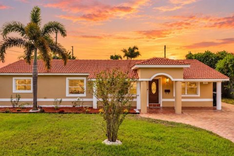 Villa ou maison à Saint Petersburg, Floride 4 chambres, 171.31 m2 № 2389082