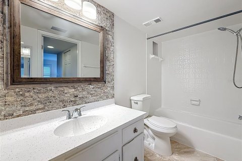 Condo in Saint Petersburg, Florida, 1 bedroom № 2136109 - photo 14