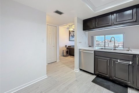 Condo in Saint Petersburg, Florida, 1 bedroom № 2136109 - photo 3