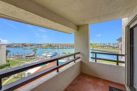 Condo in Saint Petersburg, Florida, 1 bedroom № 2136109 - photo 19