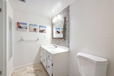 Condo in Saint Petersburg, Florida, 1 bedroom № 2136109 - photo 18