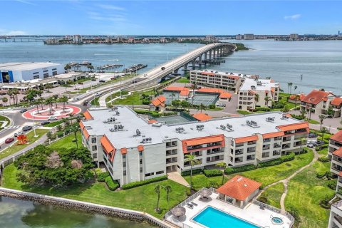 Condo in Saint Petersburg, Florida, 1 bedroom № 2136109 - photo 2