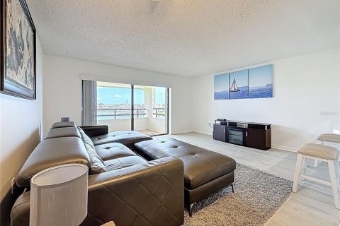 Condo in Saint Petersburg, Florida, 1 bedroom № 2136109 - photo 6