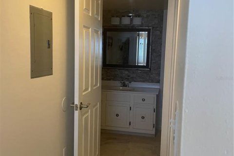 Condo in Saint Petersburg, Florida, 1 bedroom № 2136109 - photo 17