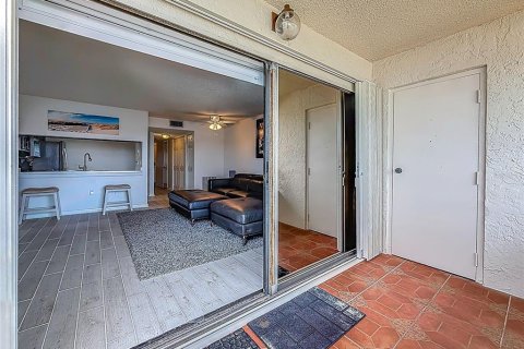 Condo in Saint Petersburg, Florida, 1 bedroom № 2136109 - photo 7
