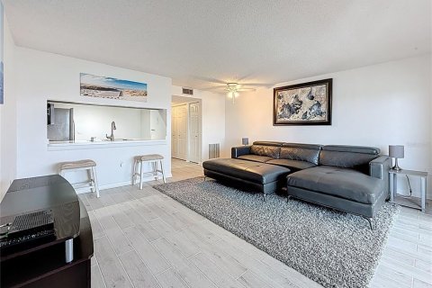 Condo in Saint Petersburg, Florida, 1 bedroom № 2136109 - photo 5