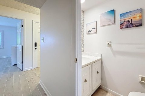 Condo in Saint Petersburg, Florida, 1 bedroom № 2136109 - photo 12