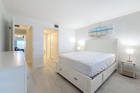 Condo in Saint Petersburg, Florida, 1 bedroom № 2136109 - photo 9
