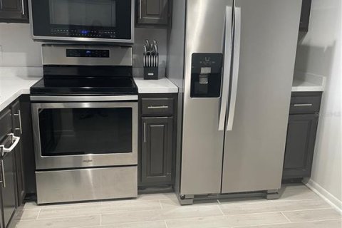 Condo in Saint Petersburg, Florida, 1 bedroom № 2136109 - photo 4