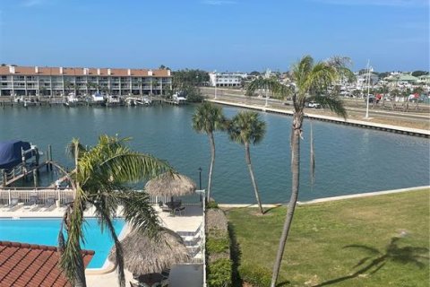 Condo in Saint Petersburg, Florida, 1 bedroom № 2136109 - photo 20