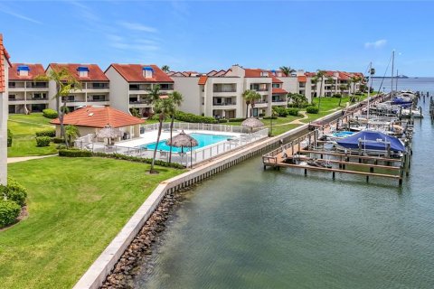 Condo in Saint Petersburg, Florida, 1 bedroom № 2136109 - photo 24