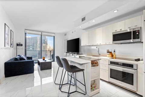 Condo in Miami, Florida, 1 bedroom  № 2009637 - photo 2