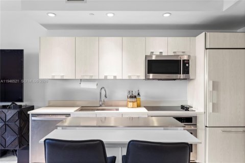 Condo in Miami, Florida, 1 bedroom  № 2009637 - photo 3