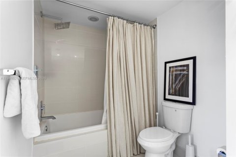 Condo in Miami, Florida, 1 bedroom  № 2009637 - photo 10