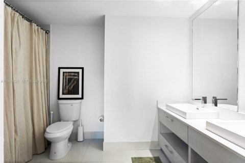 Condo in Miami, Florida, 1 bedroom  № 2009637 - photo 8