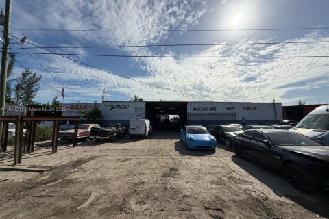 Commercial property in Opa-locka, Florida № 1943975 - photo 1
