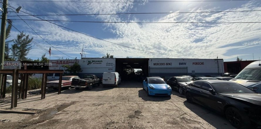 Commercial property in Opa-locka, Florida № 1943975