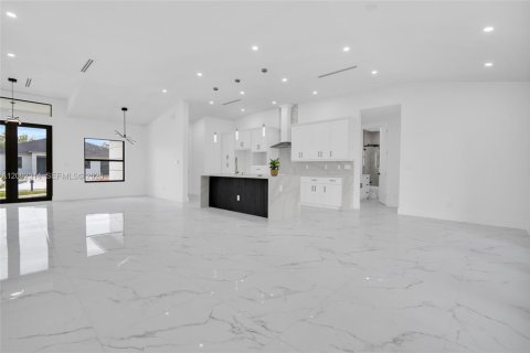 House in Lehigh Acres, Florida 3 bedrooms, 191.66 sq.m. № 2067830 - photo 4