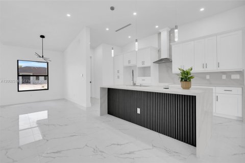 House in Lehigh Acres, Florida 3 bedrooms, 191.66 sq.m. № 2067830 - photo 7