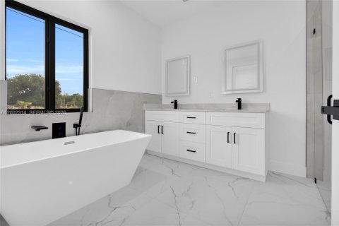 House in Lehigh Acres, Florida 3 bedrooms, 191.66 sq.m. № 2067830 - photo 10