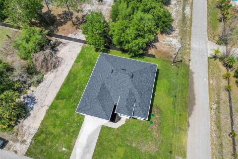 House in Lehigh Acres, Florida 3 bedrooms, 191.66 sq.m. № 2067830 - photo 29