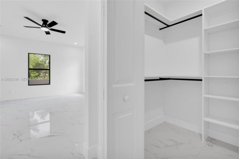 House in Lehigh Acres, Florida 3 bedrooms, 191.66 sq.m. № 2067830 - photo 13