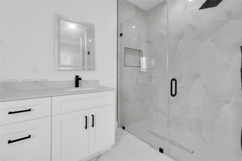 House in Lehigh Acres, Florida 3 bedrooms, 191.66 sq.m. № 2067830 - photo 12