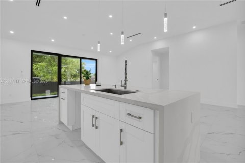 House in Lehigh Acres, Florida 3 bedrooms, 191.66 sq.m. № 2067830 - photo 5