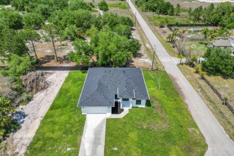 House in Lehigh Acres, Florida 3 bedrooms, 191.66 sq.m. № 2067830 - photo 3