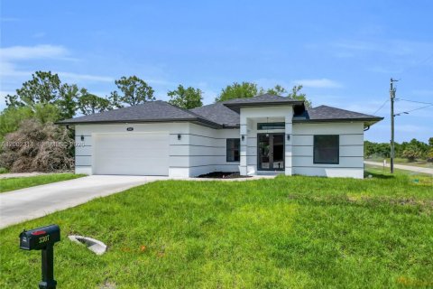 House in Lehigh Acres, Florida 3 bedrooms, 191.66 sq.m. № 2067830 - photo 28