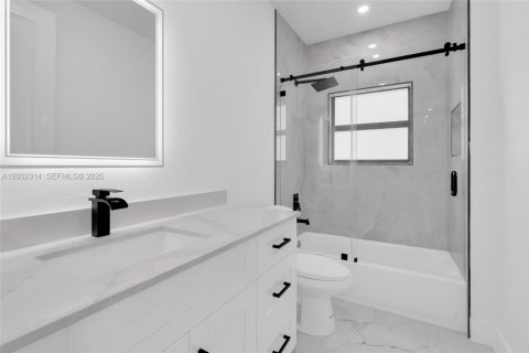 House in Lehigh Acres, Florida 3 bedrooms, 191.66 sq.m. № 2067830 - photo 23