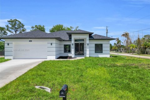 House in Lehigh Acres, Florida 3 bedrooms, 191.66 sq.m. № 2067830 - photo 2