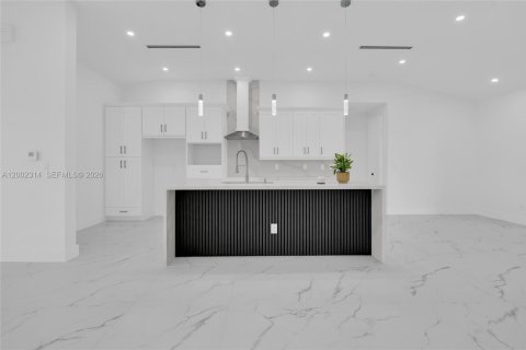 House in Lehigh Acres, Florida 3 bedrooms, 191.66 sq.m. № 2067830 - photo 6