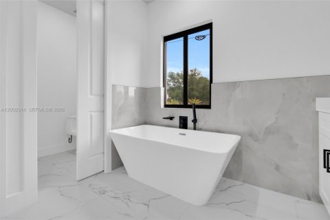 House in Lehigh Acres, Florida 3 bedrooms, 191.66 sq.m. № 2067830 - photo 11