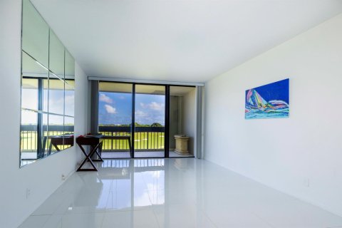 Condo in West Palm Beach, Florida, 2 bedrooms № 2190121 - photo 9