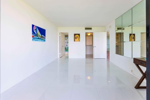 Condo in West Palm Beach, Florida, 2 bedrooms № 2190121 - photo 11