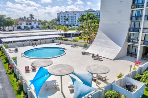 Condo in West Palm Beach, Florida, 2 bedrooms № 2190121 - photo 17