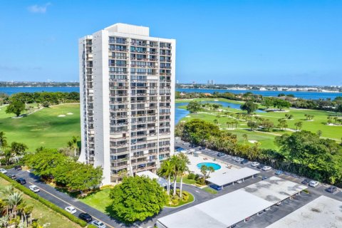 Condo in West Palm Beach, Florida, 2 bedrooms № 2190121 - photo 3