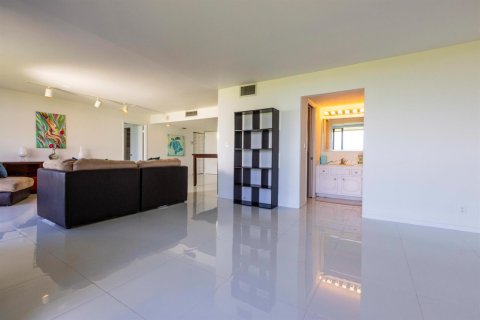 Condo in West Palm Beach, Florida, 2 bedrooms № 2190121 - photo 14