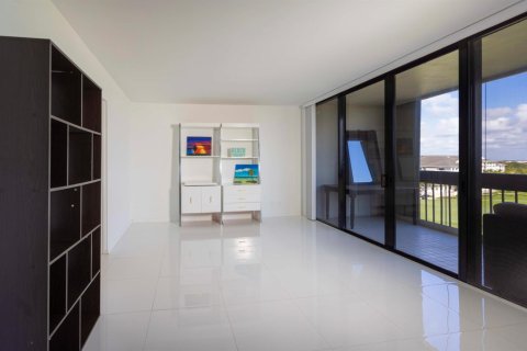 Condo in West Palm Beach, Florida, 2 bedrooms № 2190121 - photo 8