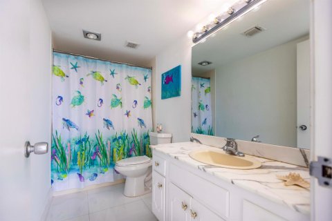 Condo in West Palm Beach, Florida, 2 bedrooms № 2190121 - photo 12
